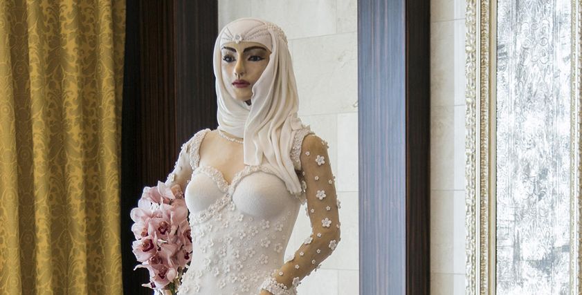 عروسة كربية قابلة للاكل فساتنها مزين بالماس واللؤلؤ