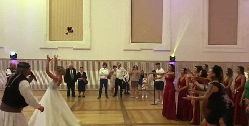 بالفيديو| سيدة تسقط وهي تحاول التقاط