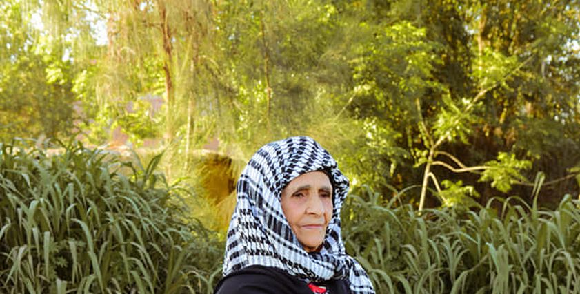 المسنة في جلسة التصوير