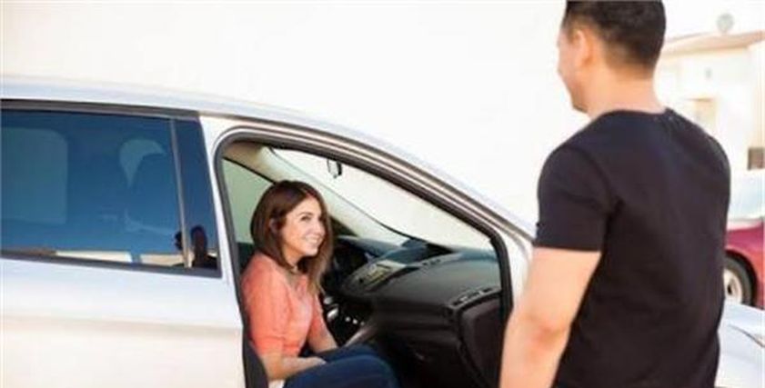 حكم ركوب الفتاة مع زميلها في السيارة بمفردهما