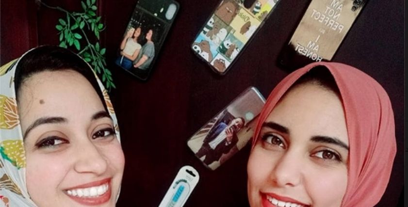 ايمان وجهاد قررا ترك مجالات الكيمياء والهندسة للتفرغ لطباعة جرابات الموبايل