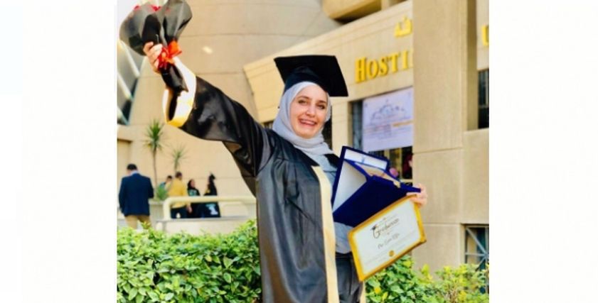فتاة سورية تواجه ظروف الحرب وتتفوق دراسيًا في مصر