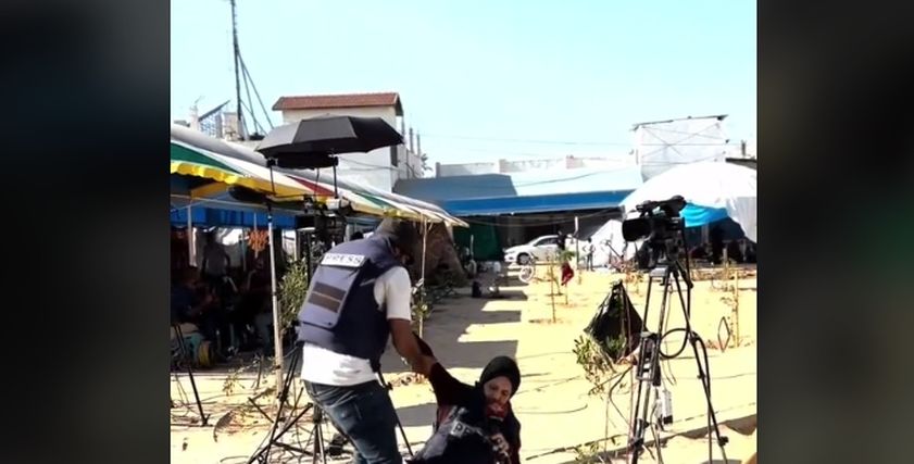 المراسلة الفلسطينية أثناء إصابتها بالإغماء