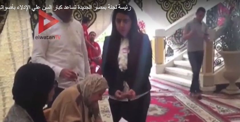 رئيسة لجنة بمصر الجديدة تساعد كبار السن علي الإدلاء بأصواتهم