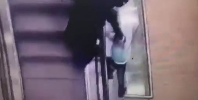 سقوط طفل اسفل سلم كهربائي بعد فشل سيدة الامساك به
