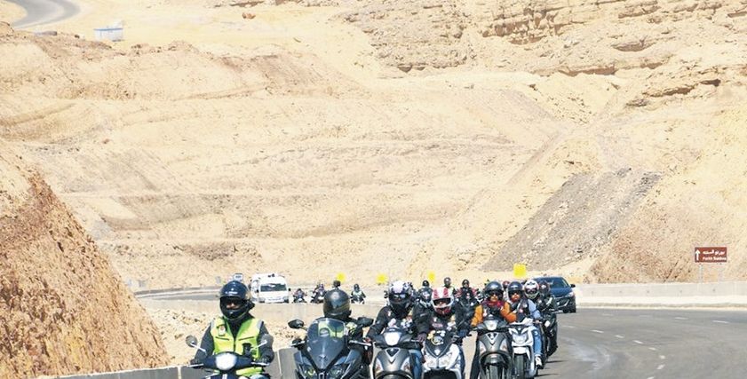 8 فتيات يقدن اسكوتر  من الإسكندرية إلى سيوة