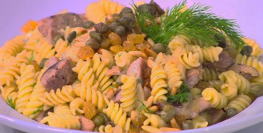 مكرونة فوسيلي بالرنجة المدخنة