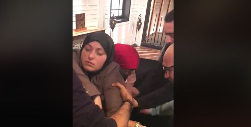أم تاليا تتعرض للإغماء