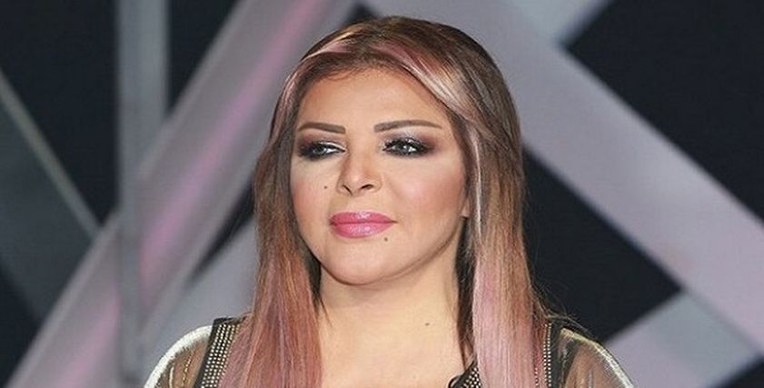 بالفيديو| فلة ترفع الآذان بالحجاب.. ومتابعوها: كبرت وخرفت