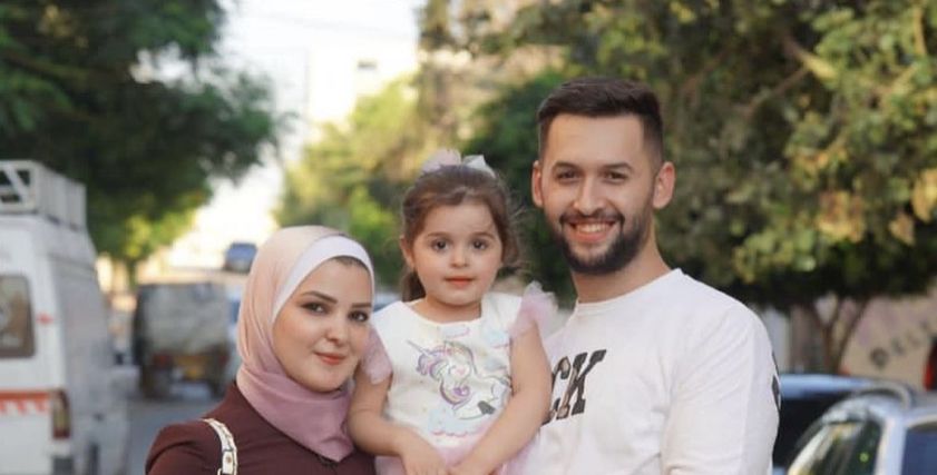 الطفلة جوليا مع والديها