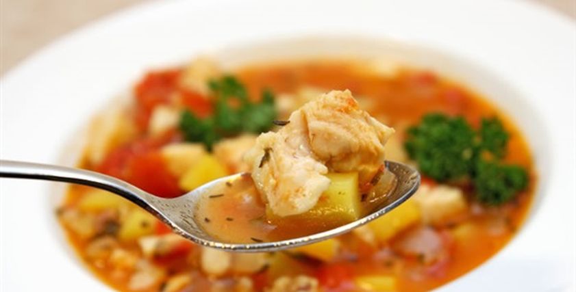 طبق شوربة سمك سلمون