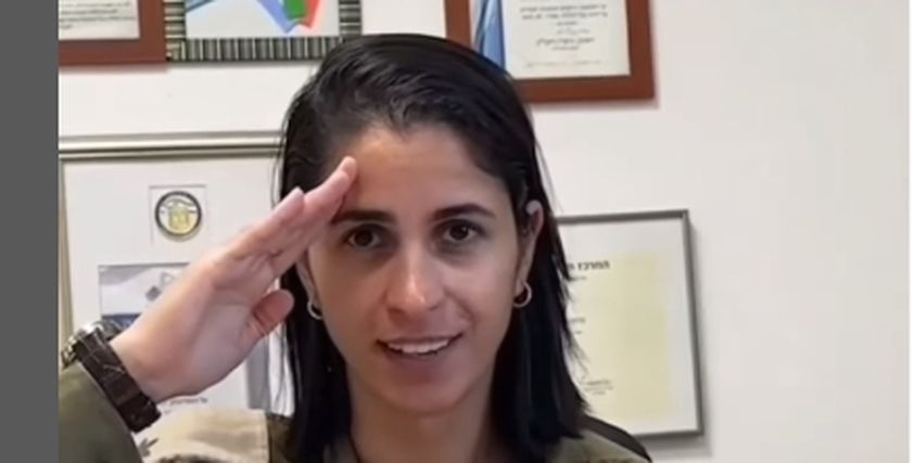 ماذا كشفت لغة الجسد في إشارات «إيلا»