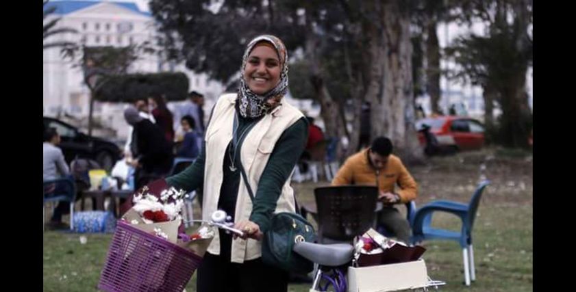 ياسمين بكر بائعة الورد