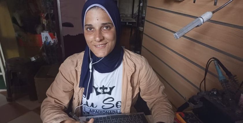 ميادة محمد تحترف صيانة الالكترونيات