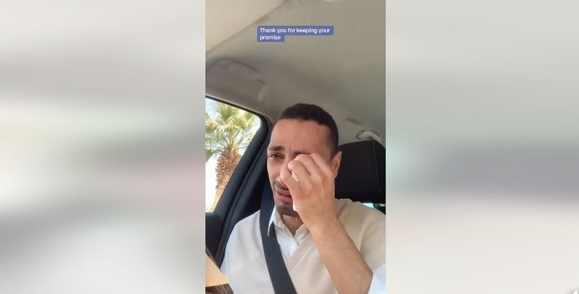 طالب يبكي لحظة إخبار أمه بتخرجه من الجامعة