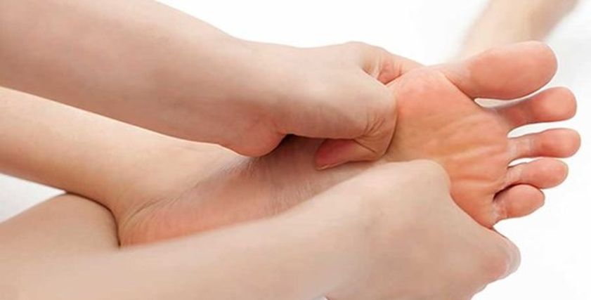 أسباب الإصابة بتشنجات القدم