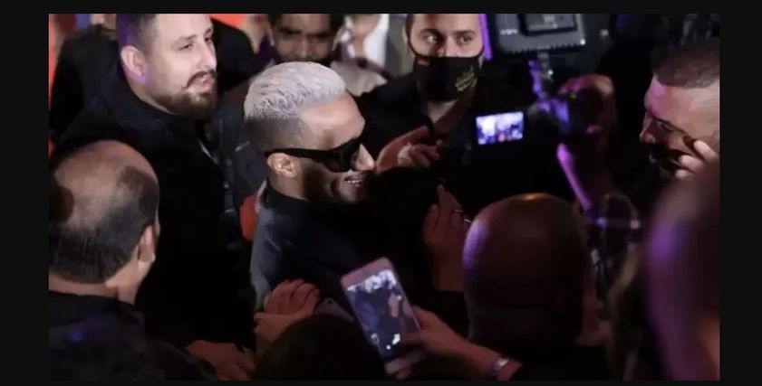 معجبة تحضن محمد رمضان