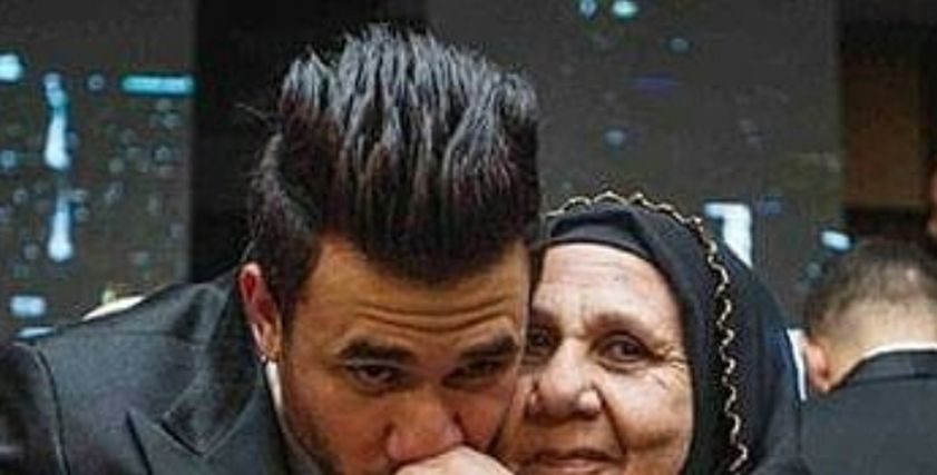 تريزيجيه ووالدته في حفل زفافه بالأمس