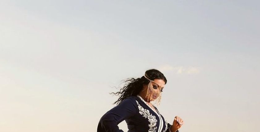 أحدث فوتوسيشن للفنانة سيمة الخشاب..قفطان أزرق ويشمك دهبي