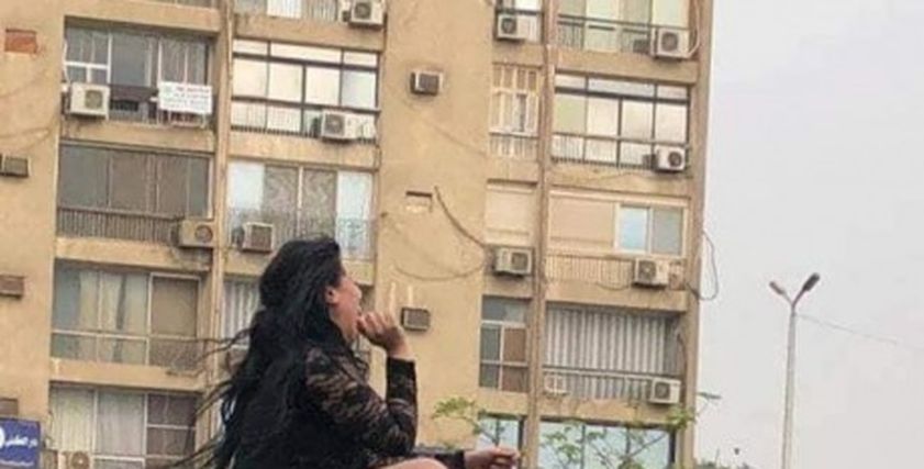 بالصور| بعد القبض عليها.. القصة الكاملة للفتاة الراقصة فوق سطح سيارة أمام عمارات صلاح سالم