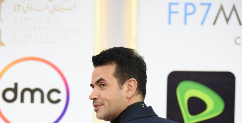بدل غير تقليدية وألوان صاخبة.. إطلالات الفنانين الرجال في ختام «القاهرة السينمائي»