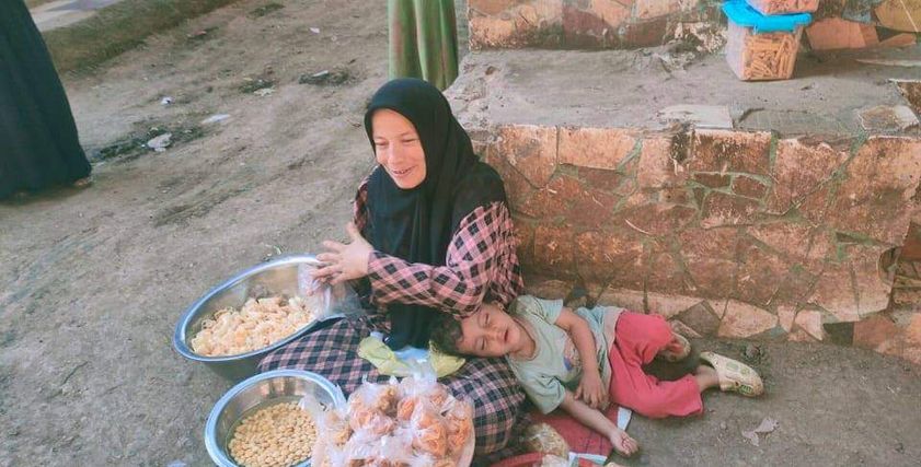 أسماء الصعيدي أثناء بيع الفنكوش والترمس