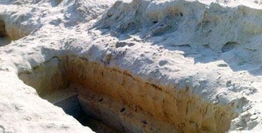 حكم دفن طفل ذكر مع امرأة