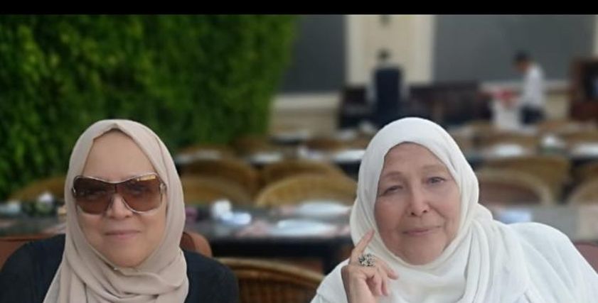 الدكتورة عبلة الكحلاوي وشقيقتها الدكتورة عليا الكحلاوي