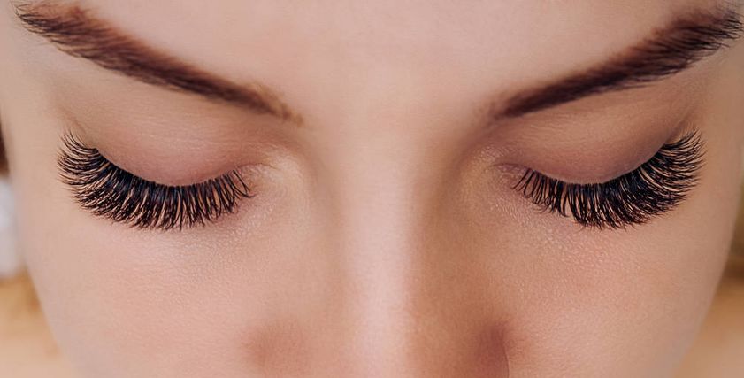 طرق طبيعية لعمل الماسكرا لتطويل الرموش في المنزل