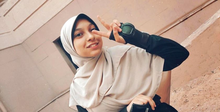 ضحى أيمن تلعب تزلج بالخمار