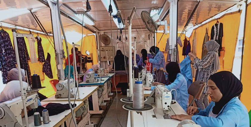 عبير مستفيدة من تدريبات الخياطة المجانية