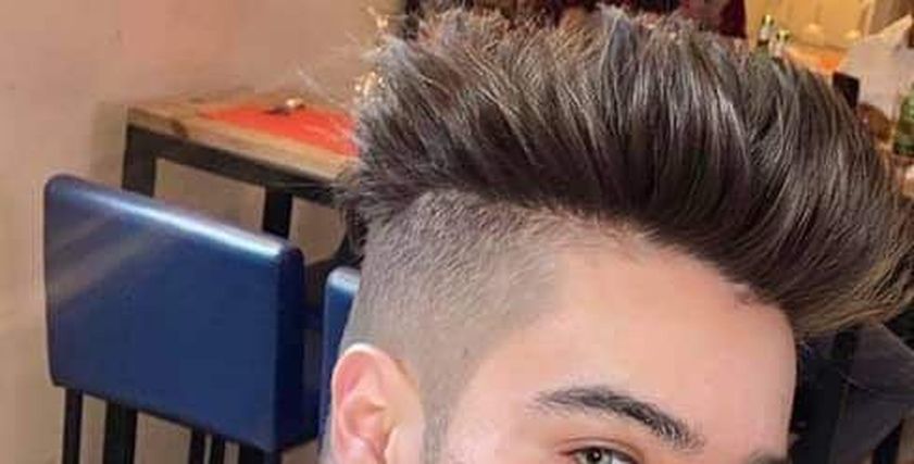 شاب يقلد الفتيات