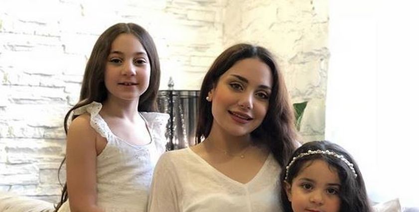 زينب فياض وابنتيها