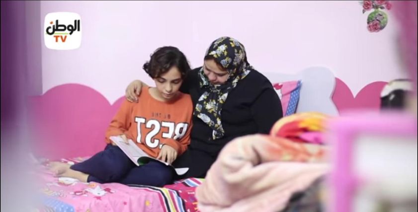 إحدى الأمهات مع ابنتها 