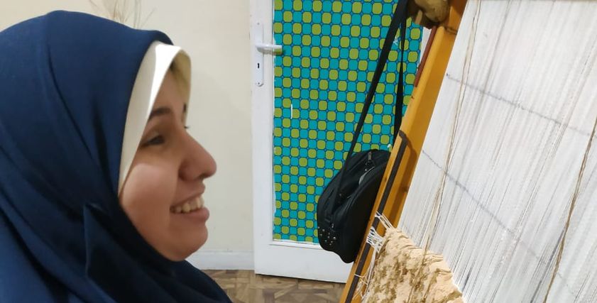 أسماء حنفي خلال عملها في صناعة السجاد