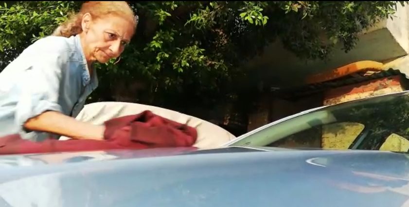 آمال سيدة ستينية تعمل سايس جراج