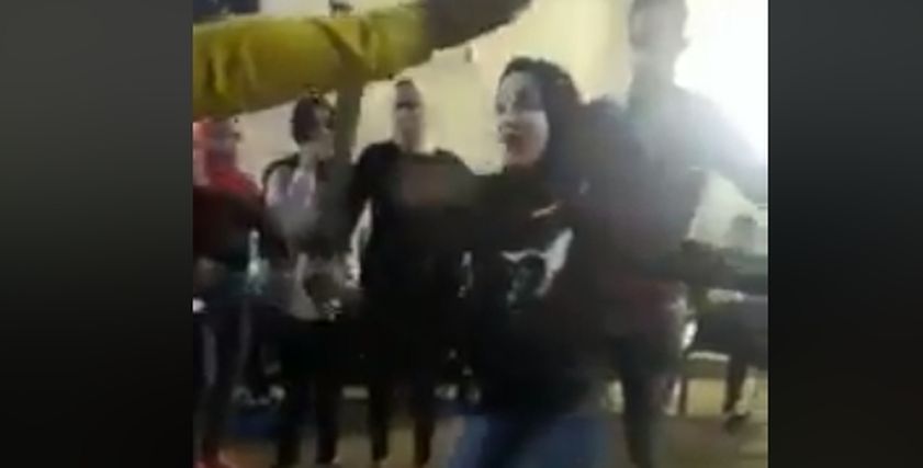 فتاة ترقص بالسنجة في حى شعبي..