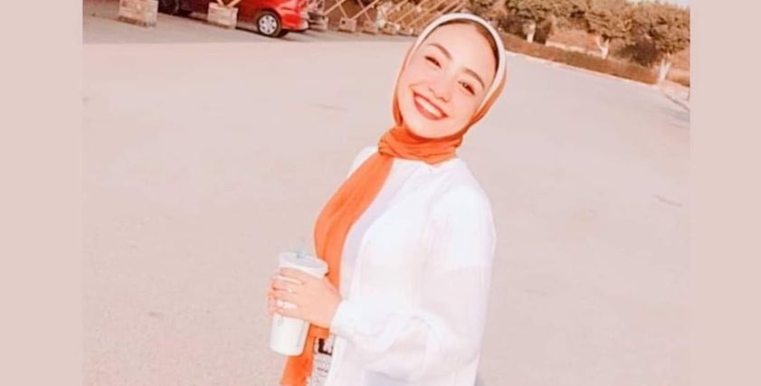 إحدى الفتاتان