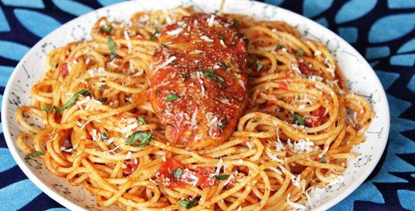 مكرونة وفراخ بصوص الطماطم المشوية