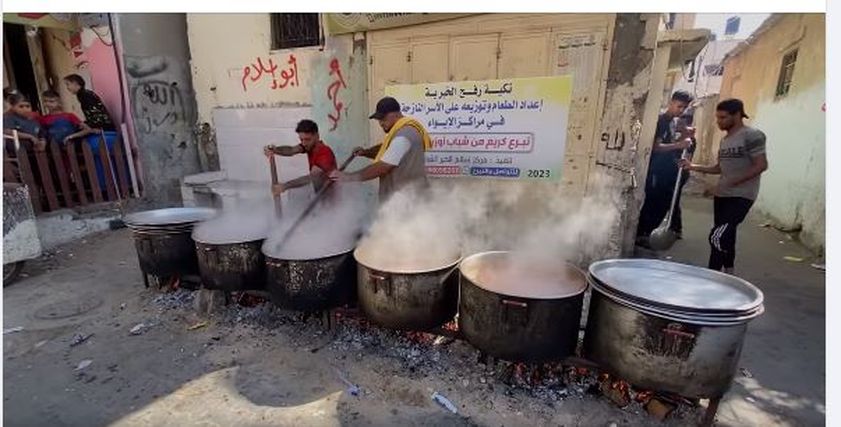 اعداد الطعام في شوارع غزة