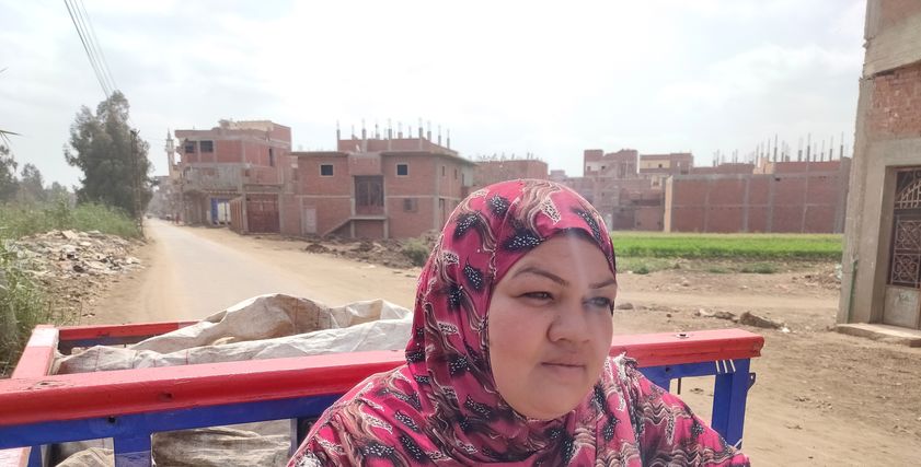 داليا العليمي تقود تروسيكل وتجمع القمامة بالمنوفية