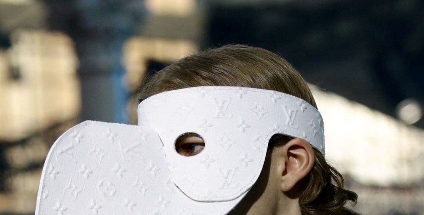 «لويس فويتون» تطلق أزياء غريبة للرجال.. أقنعة ووجوه طيور