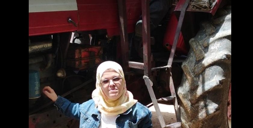المرأة الحديدية.. أول سيدة «قصيرة» تعمل فى قطع غيار الجرارات