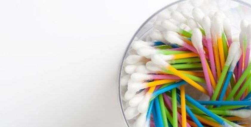 أعواد الأذن القطنية