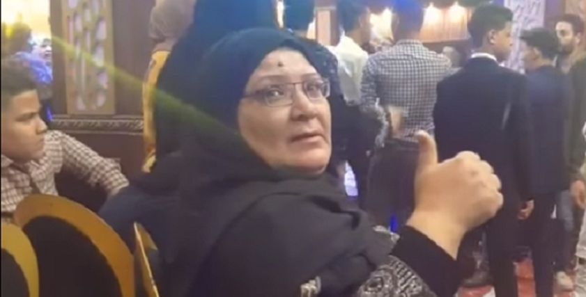 والدة عمرو تبحث له عن عروسة
