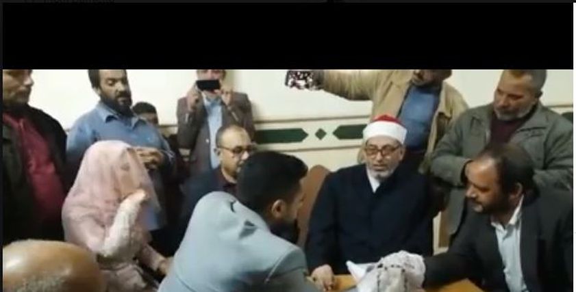 بالفيديو| أب يعقد قران ابنته بـ