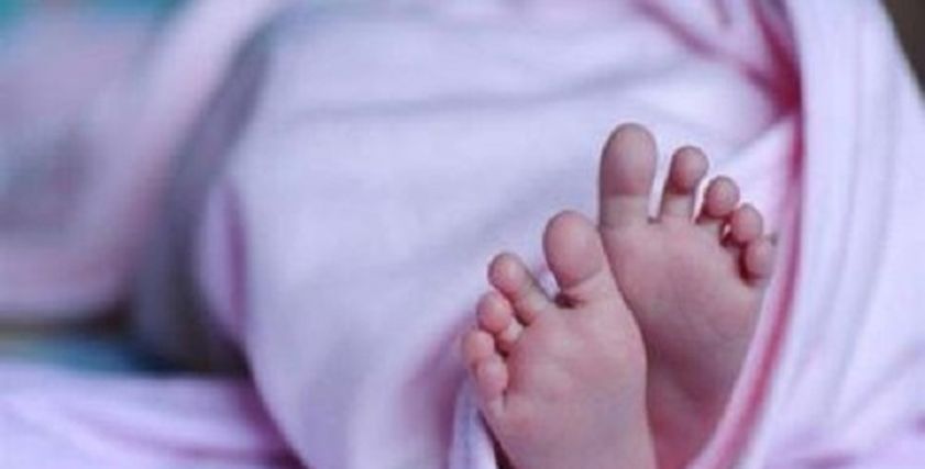 العثور على رضيعة ملقاة على أحد الأرصفة.. كادت تتجمد من برودة الطقس