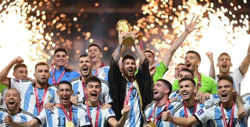 ميسي يرفع كأس العالم بالعباءة القطرية