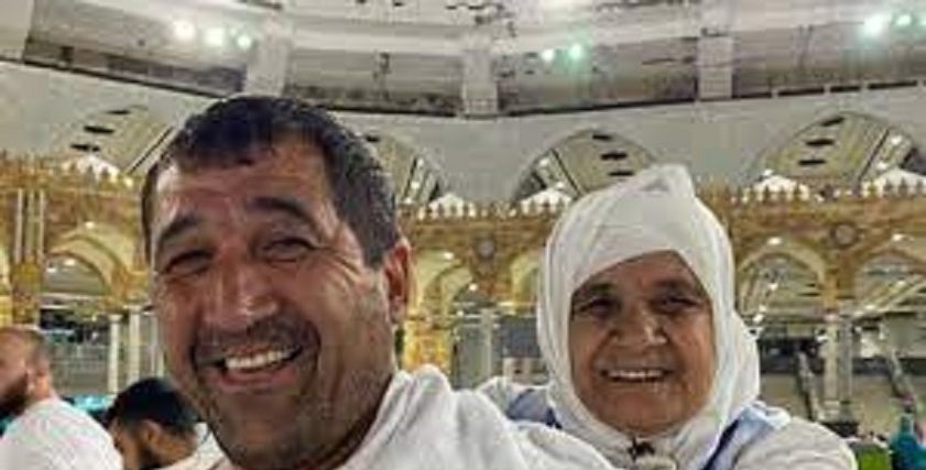 شاب يحمل والدته على ظهره