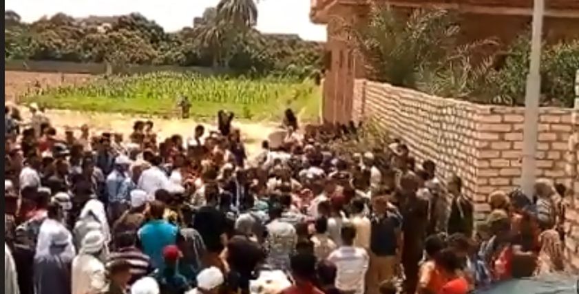 العثور على طفلة 5 سنوات مذبوحة أمام منزلها